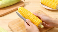I’ll Never Shuck Corn Again After Learning An Ingenious Trick That Takes Seconds
